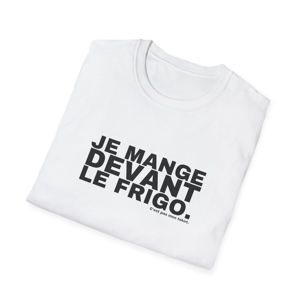 JE MANGE DEVANT LE FRIGO.